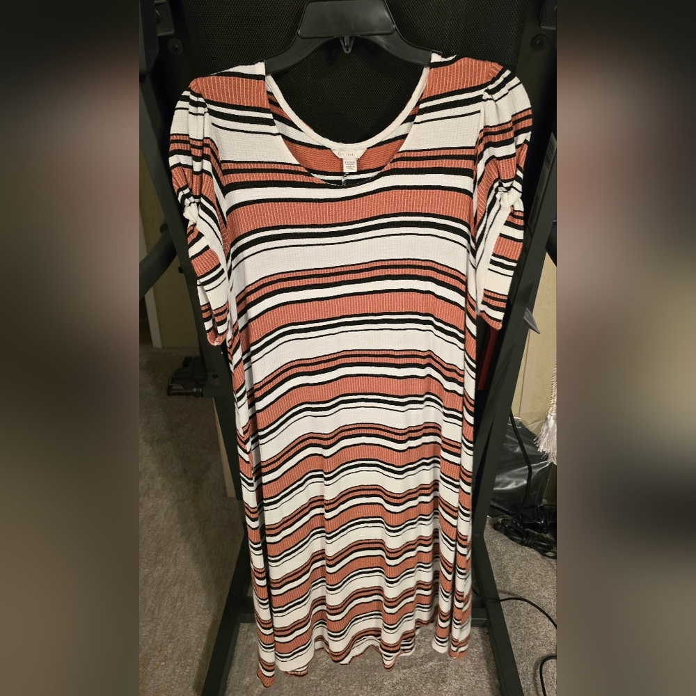 Striped Short Sleeve Dress - Picture 2 of 4